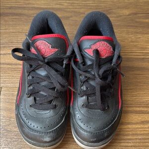 Jordan Kids Black and Red Retro 2 low top